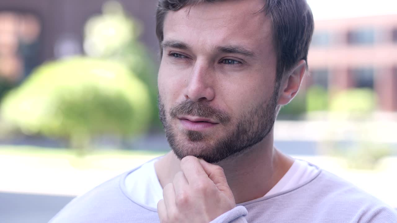 hombre serio pensativo de pie fuera de la oficina