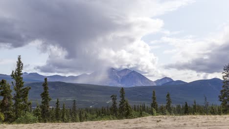 Zeitraffer-Eines-Gebirgssturms-In-Carcross,-Yukon