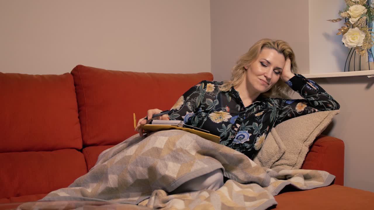 행복한 기억을 떠올리며 일기에 글을 쓰는 여자