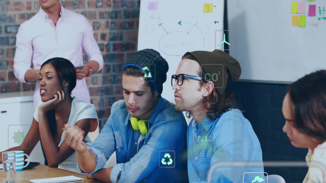 animación de iconos ecológicos y procesamiento de datos sobre diversas personas de negocios en la oficina