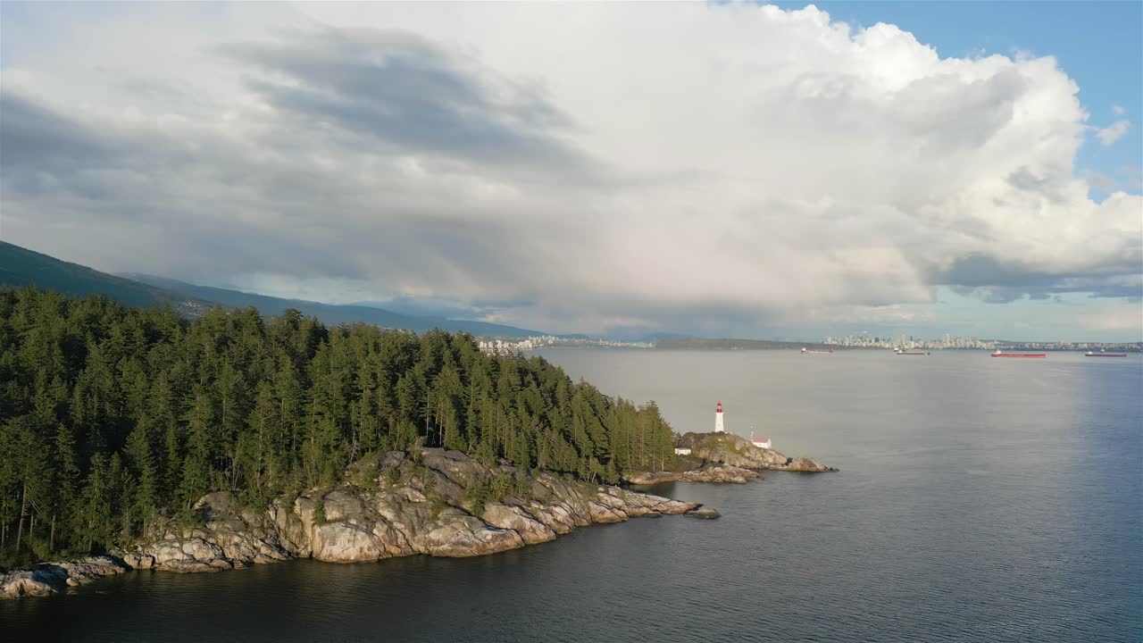 vista aérea del parque del faro en el oeste de vancouver, columbia británica, canadá