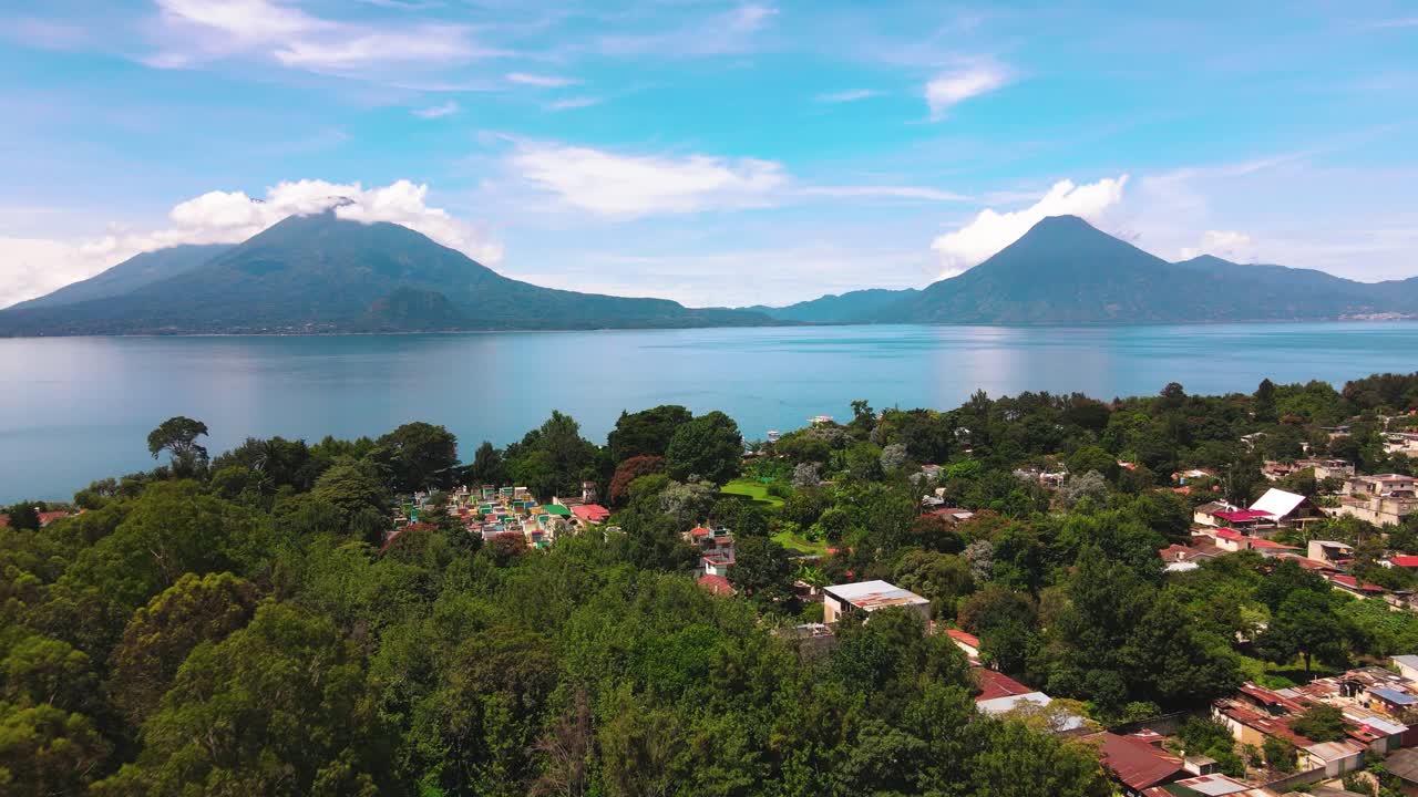 Luftfoto over landsby mod sø og vulkaner - Atitlán-søen, Panajachel, Guatemala