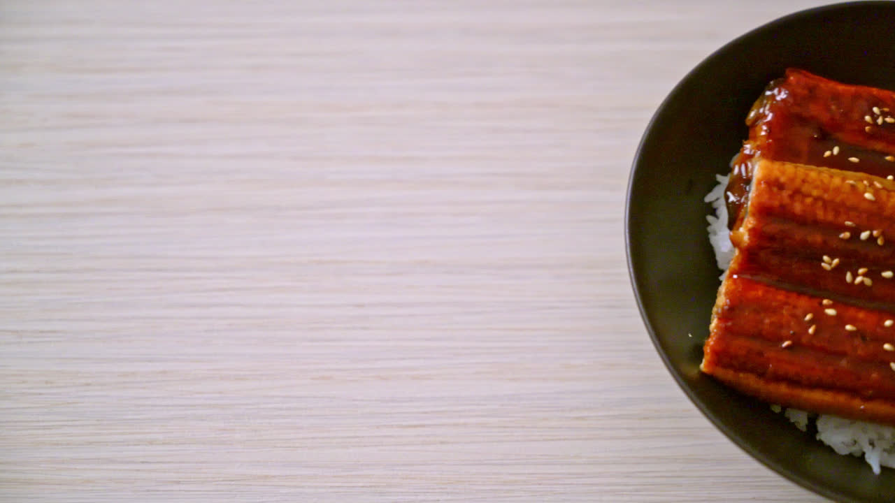 밥그릇이나 장어 덮밥으로 구운 일본 장어 - 일본 음식 스타일