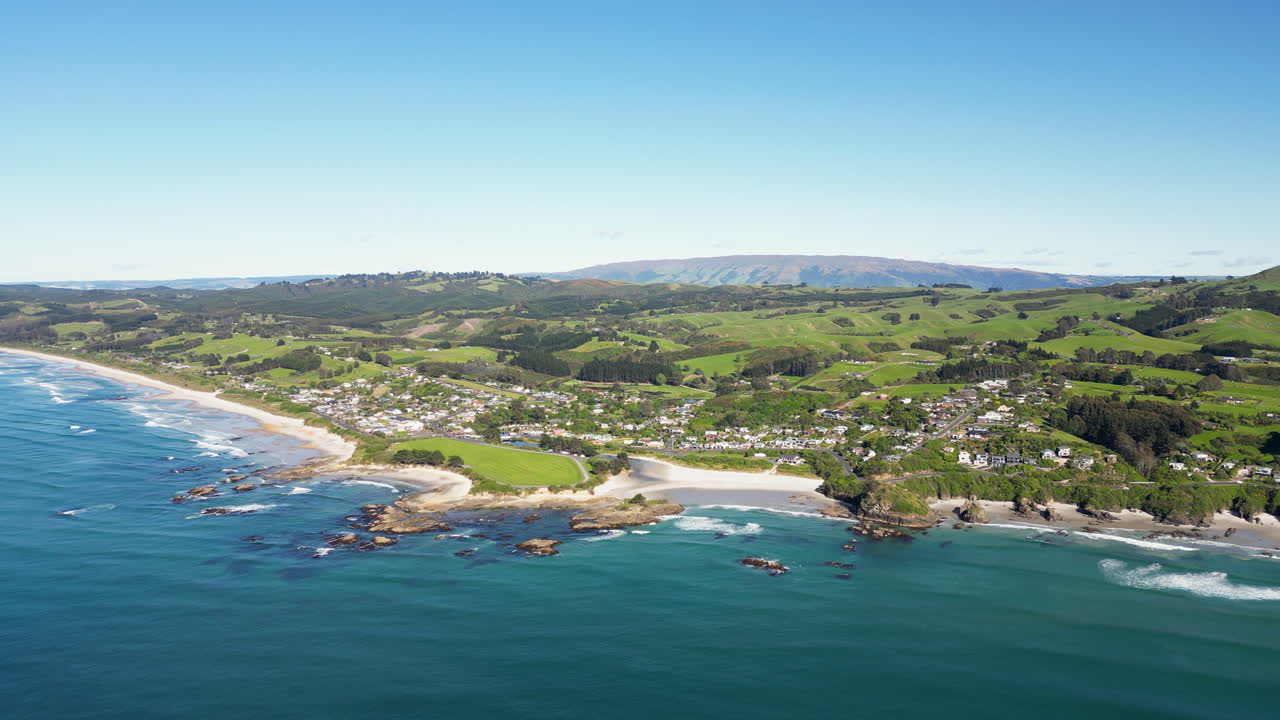 브라이튼 해변 위로 항공 후방 보기