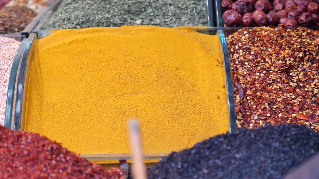 especias coloridas expuestas en un mercado