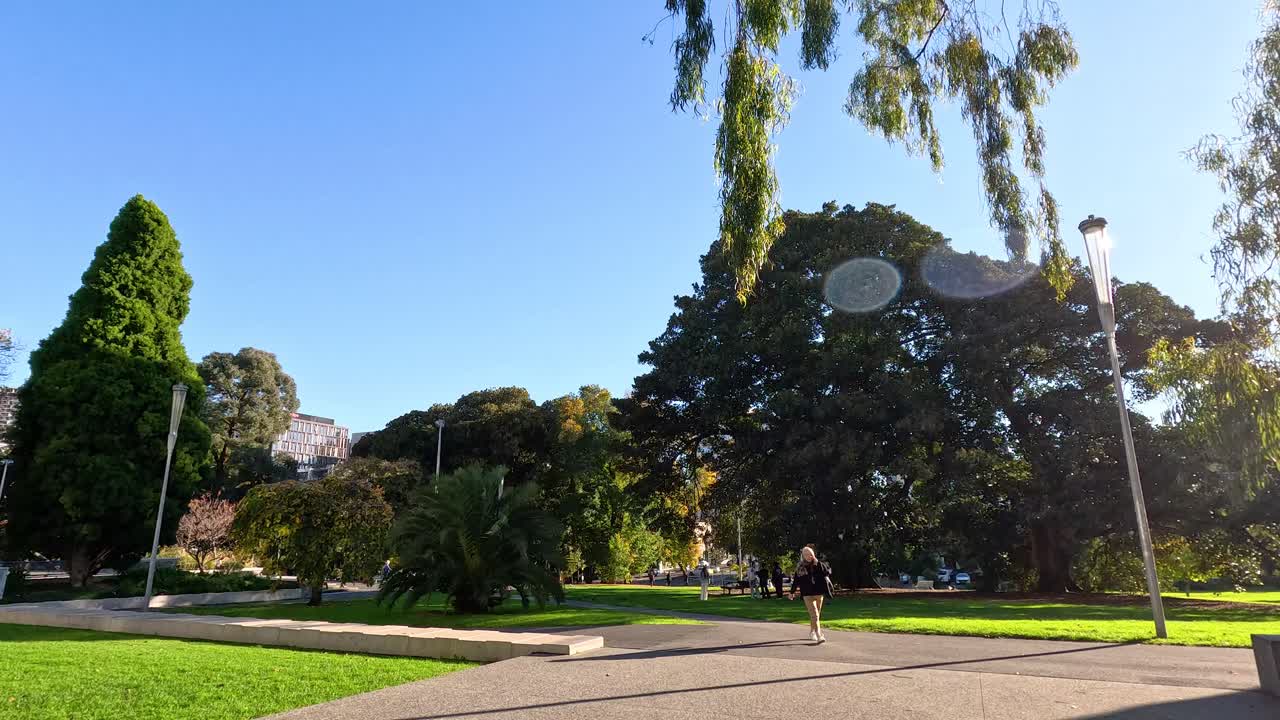 gente disfrutando de un día soleado en el parque de melbourne