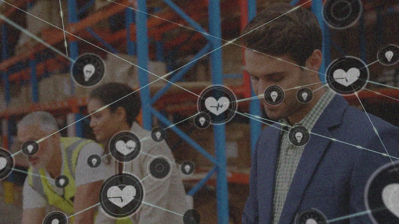 animación de iconos conectados sobre empresario caucásico usando tableta digital en el almacén.