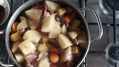 Vista-De-Arriba-Hacia-Abajo-Preparación-De-La-Olla-De-Estofado-Al-Vapor-Cocinando-En-La-Estufa-De-La-Cocina