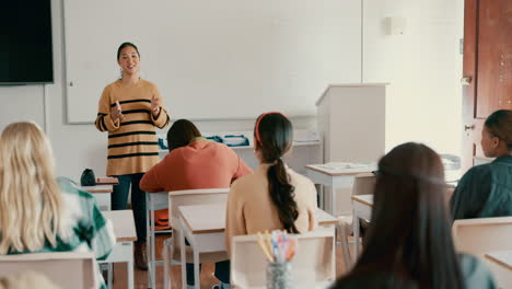 Schule,-Frage-Und-Eine-Lehrerin-In-Einer-Klasse