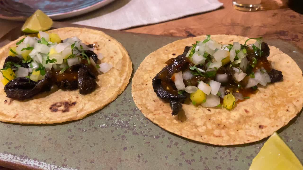 expresando una lima en tacos de carne mexicana con cebollas, tacos tradicionales de carne auténtica y jugosa, tiro de 4k