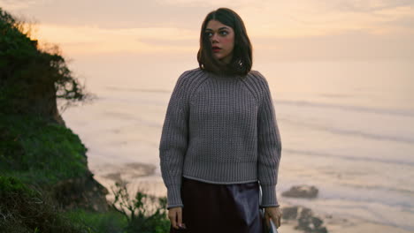 silueta mujer océano gris. chica pensativa relajándose en la orilla del mar al crepúsculo.