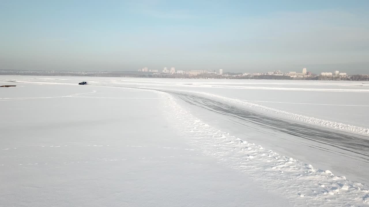 뒷면 에 도시 풍경 이 있는 얼어붙은 호수 도로