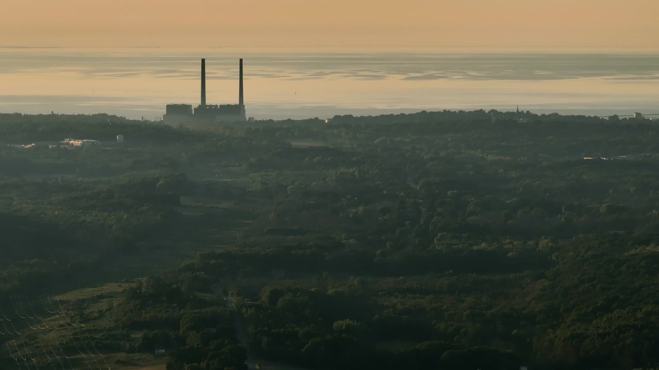 Veduta aerea di una fabbrica rurale. Scattata a Oswego, New York, lungo il Lago Erie.