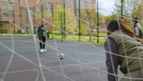 축구 를 하는 여자 들
