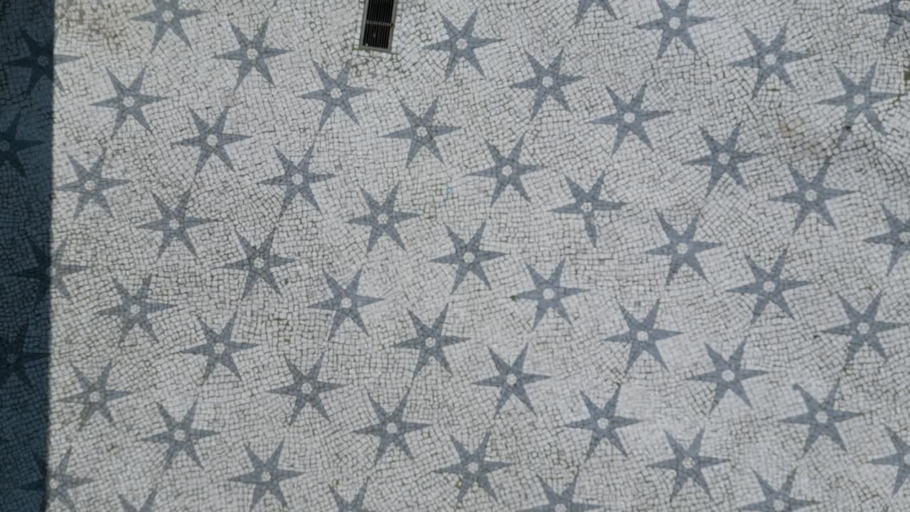 el piso de mosaico es un impresionante tesoro cultural, con intrincados azulejos que representan un diseño histórico