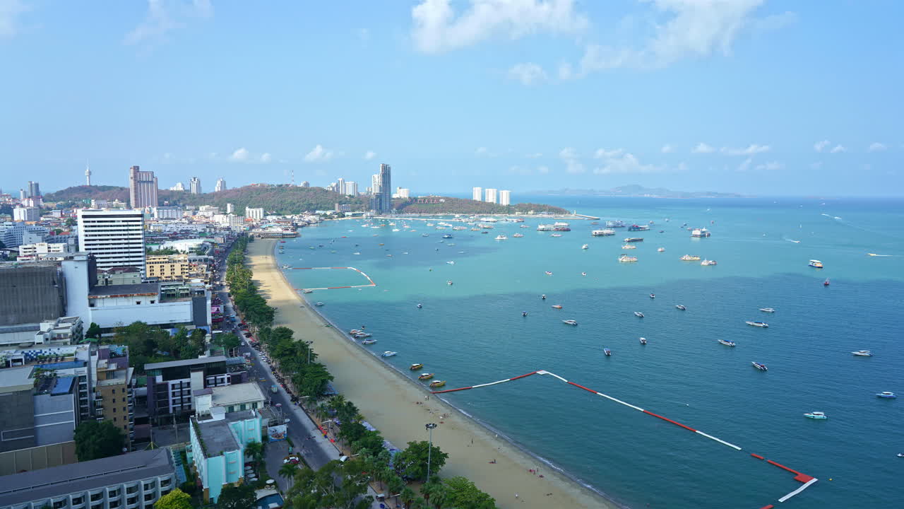 timelapse de nubes sobre la ciudad de pattaya y frente a la playa, tailandia