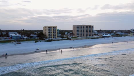 Excelente-Vista-Aérea-Retrocediendo-Desde-New-Smyrna-Beach,-Florida,-Al-Atardecer