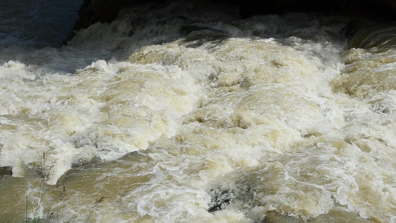 Reißender Flusslauf. Berg und Gebirgsfluss.