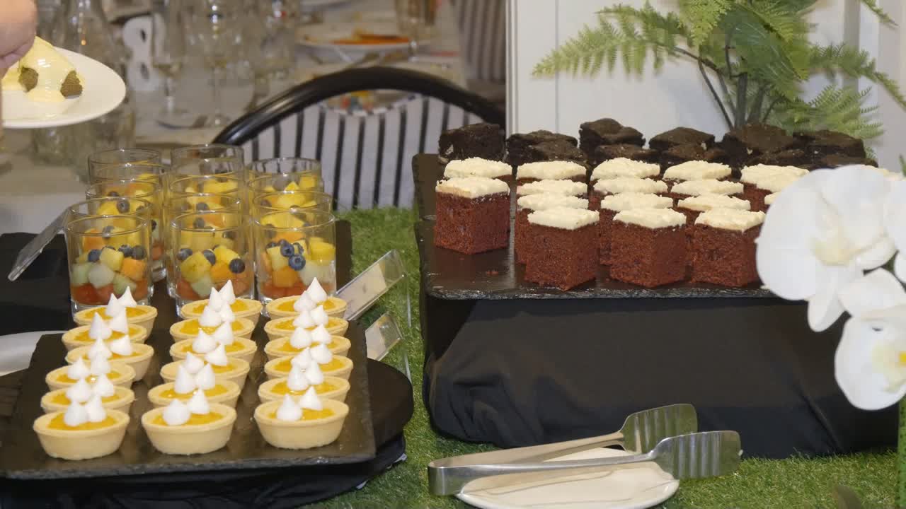 foto de comida deliciosa servida en una cena o recepción de bodas