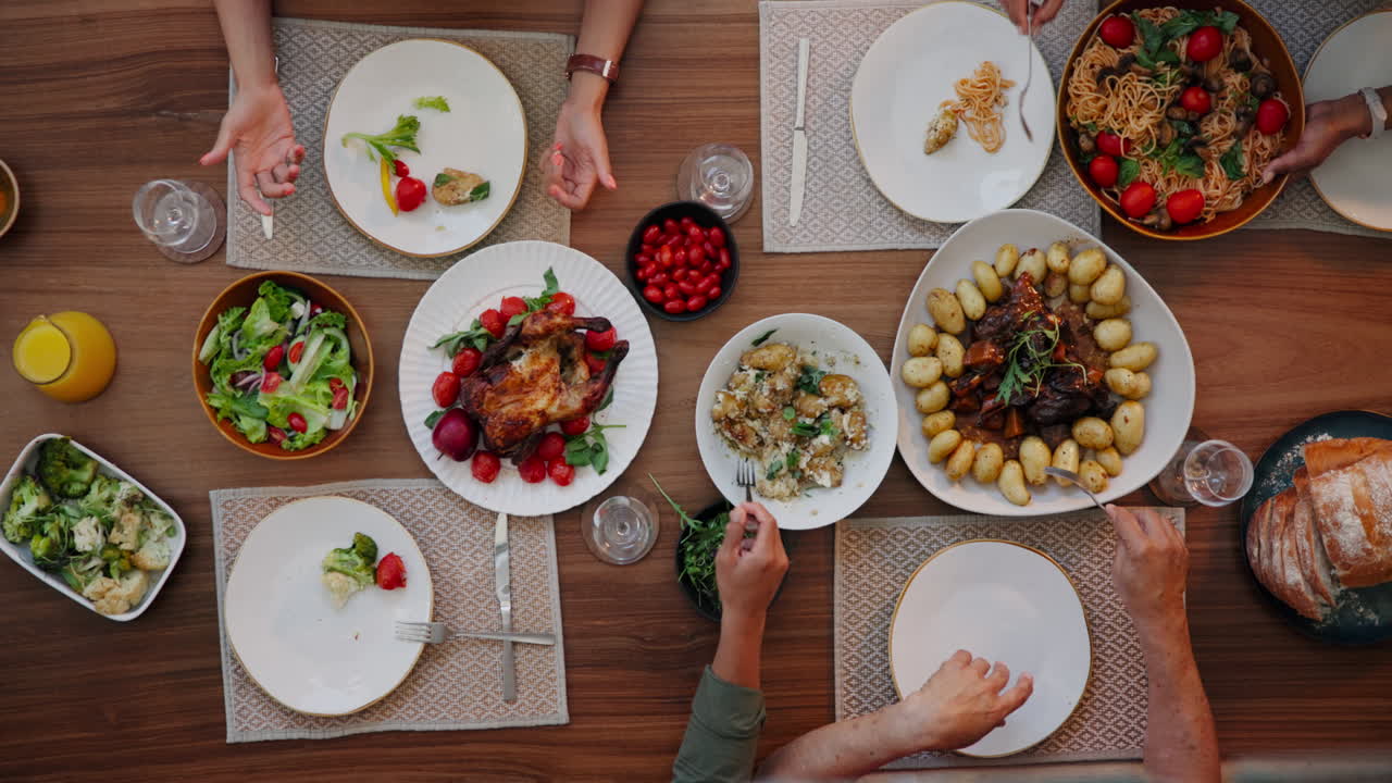위, 음식과 점심 식사 테이블에 손