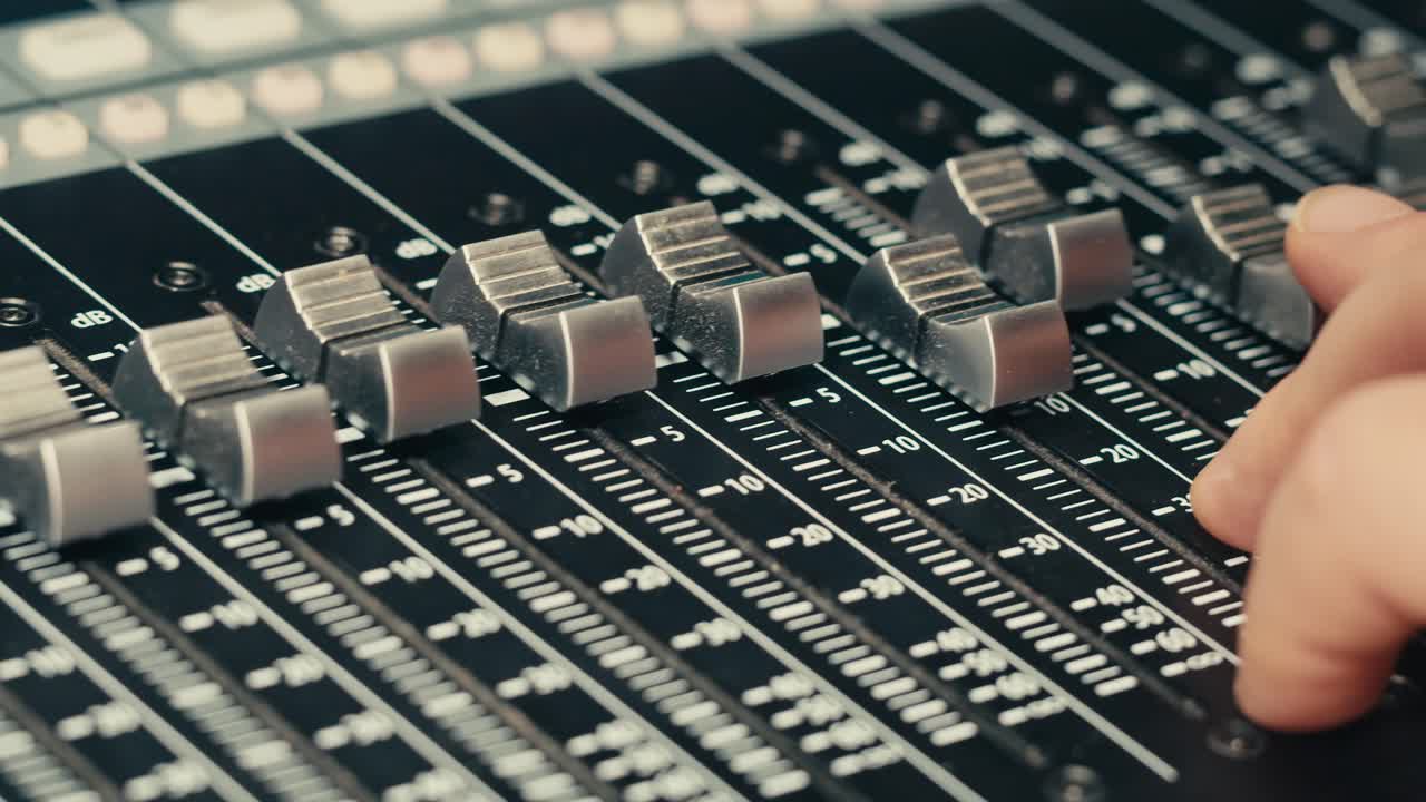 toningenieur im studio, der musik macht, asiatischer populärer dj, der im radiosenderstudio arbeitet, oder musikproduzent, der im aufnahmestudio, im probenraum, in der audioproduktion arbeitet.