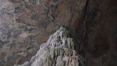 Säule-Aus-Geologischen-Felsformationen-In-Einer-Höhle