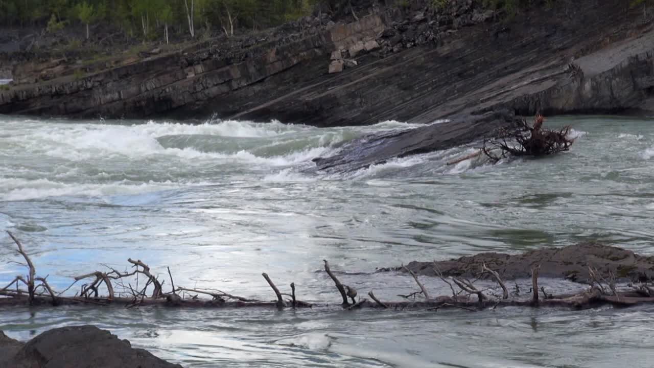 소용돌이 협곡 꼭대기에서 급류의 리아드 강으로 향하는 기반암 평면