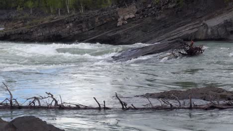 los planos del lecho rocoso se inclinan hacia el rápido del río liard en la parte superior del cañón del remolino