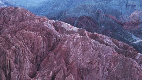 Formación-Geológica-Escénica-Purmamarca,-Cerros-De-Siete-Colores,-Vista-Aérea-De-Jujuy-Argentina,-Montañas-Coloridas-únicas,-Quebrada-En-La-Cordillera-Andina