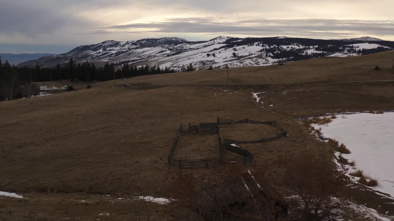 la belleza cautivadora del paisaje aéreo de kamloops en un día de cielo azul claro