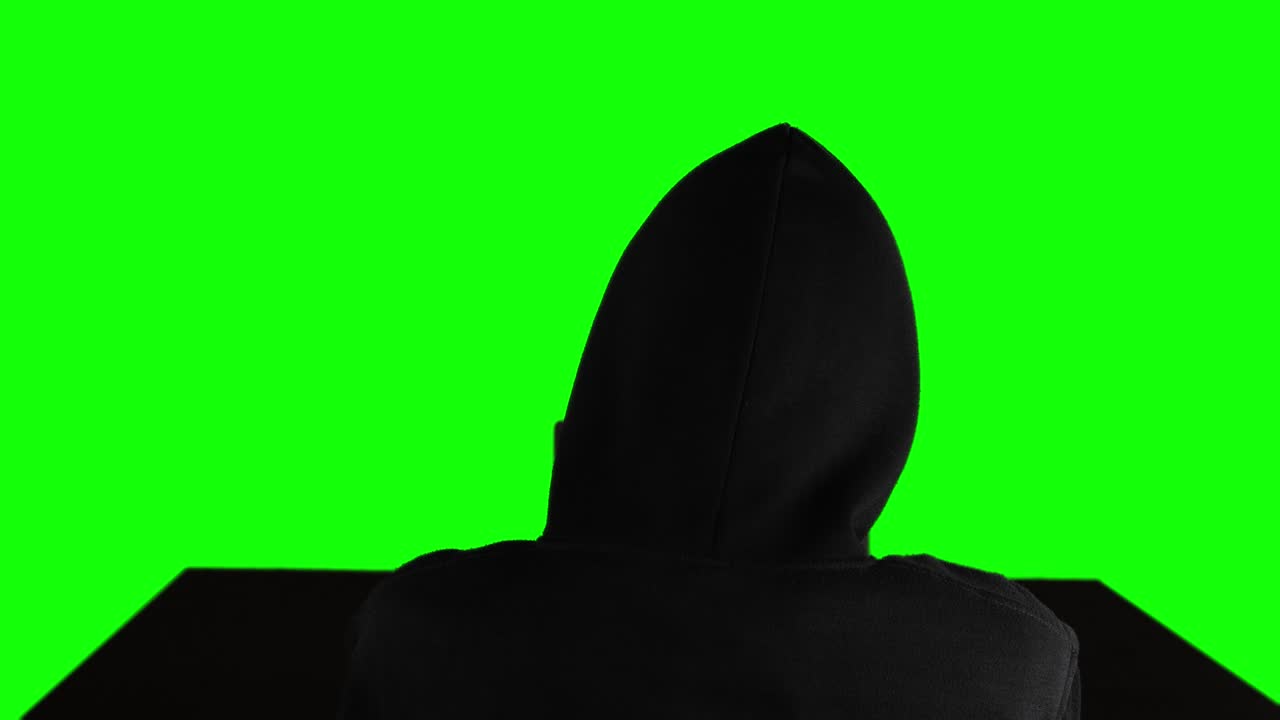 후드 재을 입은 알려지지 않은 남자의 뒷면