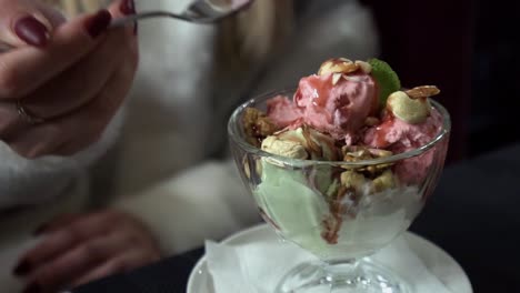 mujer comiendo un helado mixto sundae