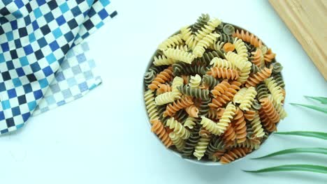 fusilli trie orgánico en un tazón en la mesa