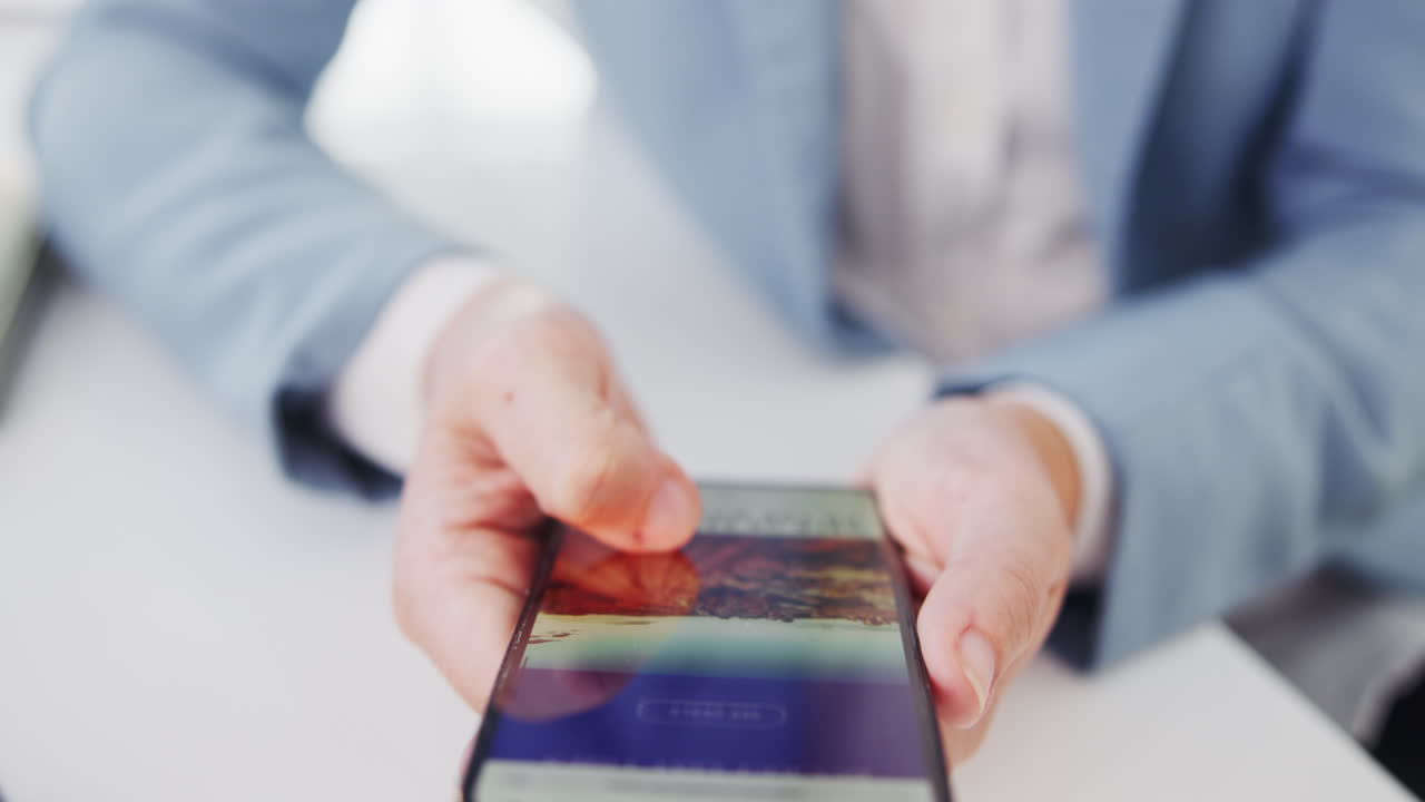 persona usando teléfono inteligente