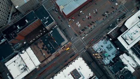 Filmische-Top-Down-Ansicht-Einer-Kreuzung-In-Milwaukee,-Wisconsin,-Die-Dann-Die-Landschaft-Des-Lake-Michigan-Und-Die-Interstate-794-Enthüllt---John-Plewa-Mem-Lk-Pkwy