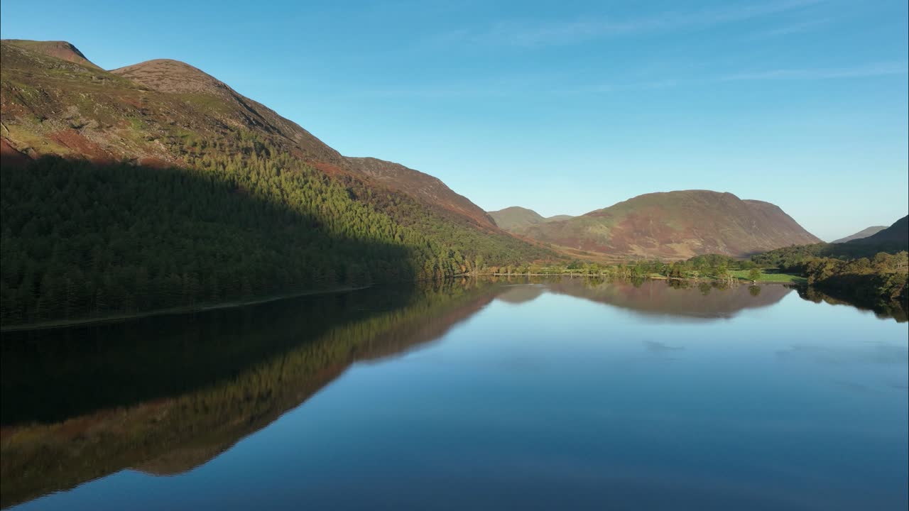 revelación aérea del lago y el valle de buttermere hacia el agua de crummock, el distrito de los lagos, inglaterra