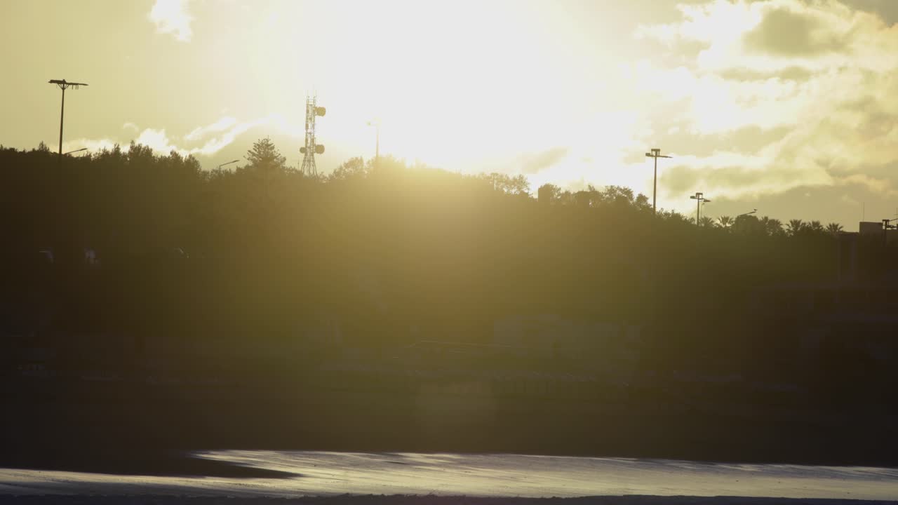 vista panorámica del sol escondido en las nubes durante el amanecer