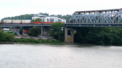 C-And-O-Railroad-Bridge,-Cantilever-Truss-Bridge-Over-Ohio-River-In-Covington,-Kentucky,-USA