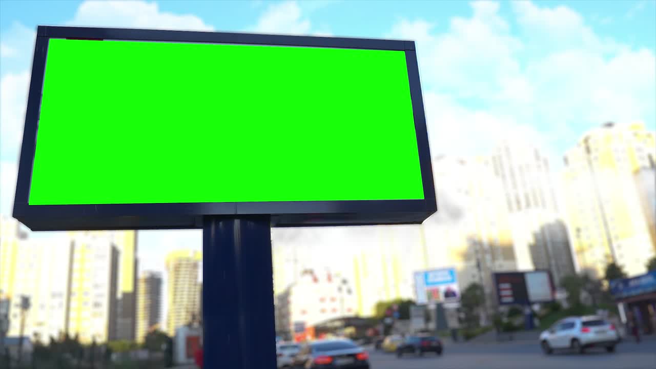 cartel de pantalla verde en la vida urbana, la ciudad. panel de publicidad en blanco, banner para el marketing. clave de croma signo vacío.