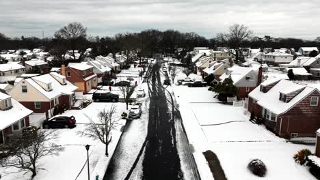 una vista aérea sobre un vecindario suburbano después de que una tormenta de nieve cubrió el área