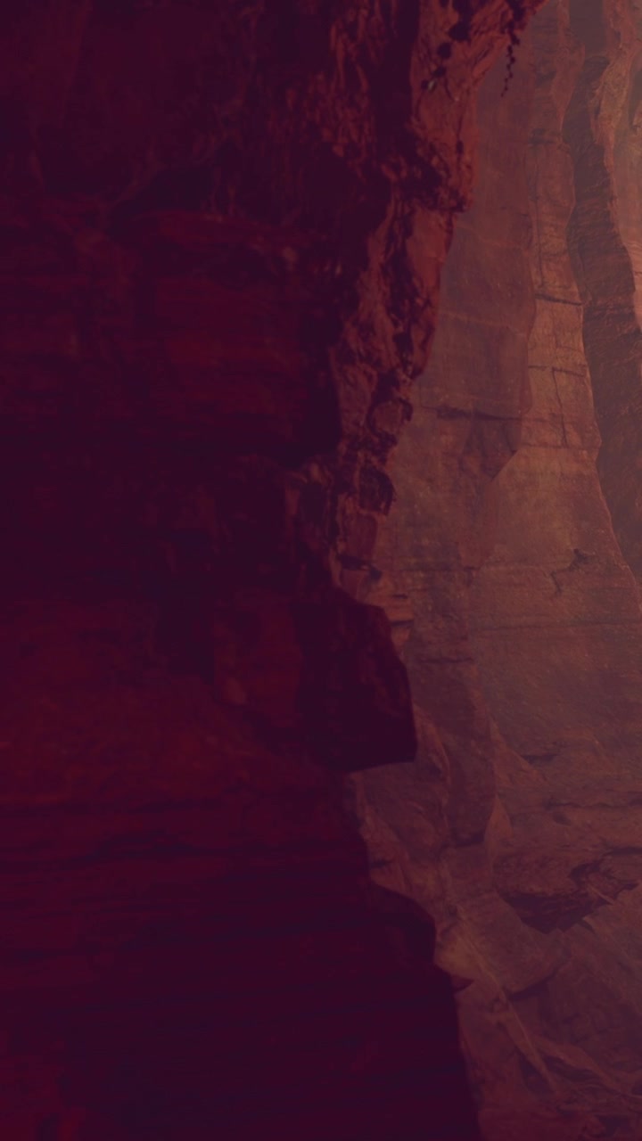 Le pareti del canyon riflettono tonalità calde durante il tramonto in un paesaggio naturale