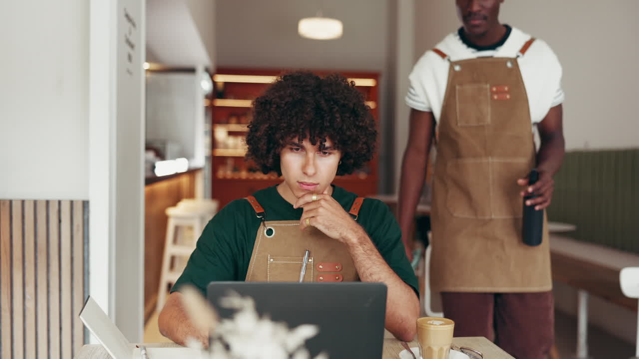 Due uomini che lavorano in un bar