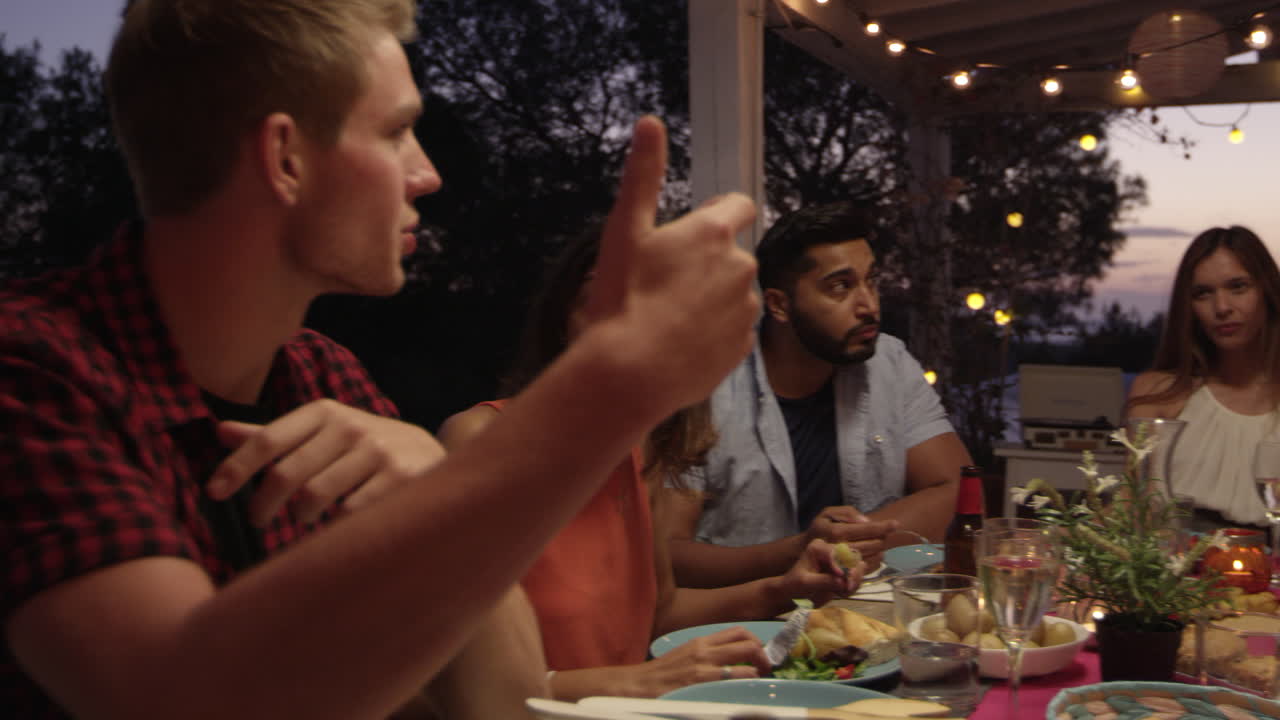 amigos hablando en una cena en una terraza del techo, ibiza, filmado en r3d
