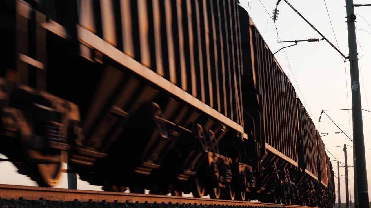 грузовые поезда, грузовые вагоны, интермодальная железнодорожная логистика, перевозка грузов