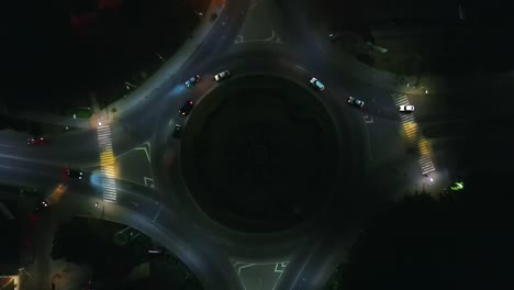vista aérea del lapso de tiempo de la carretera de circunvalación con coches circulares por la noche en una pequeña ciudad europea