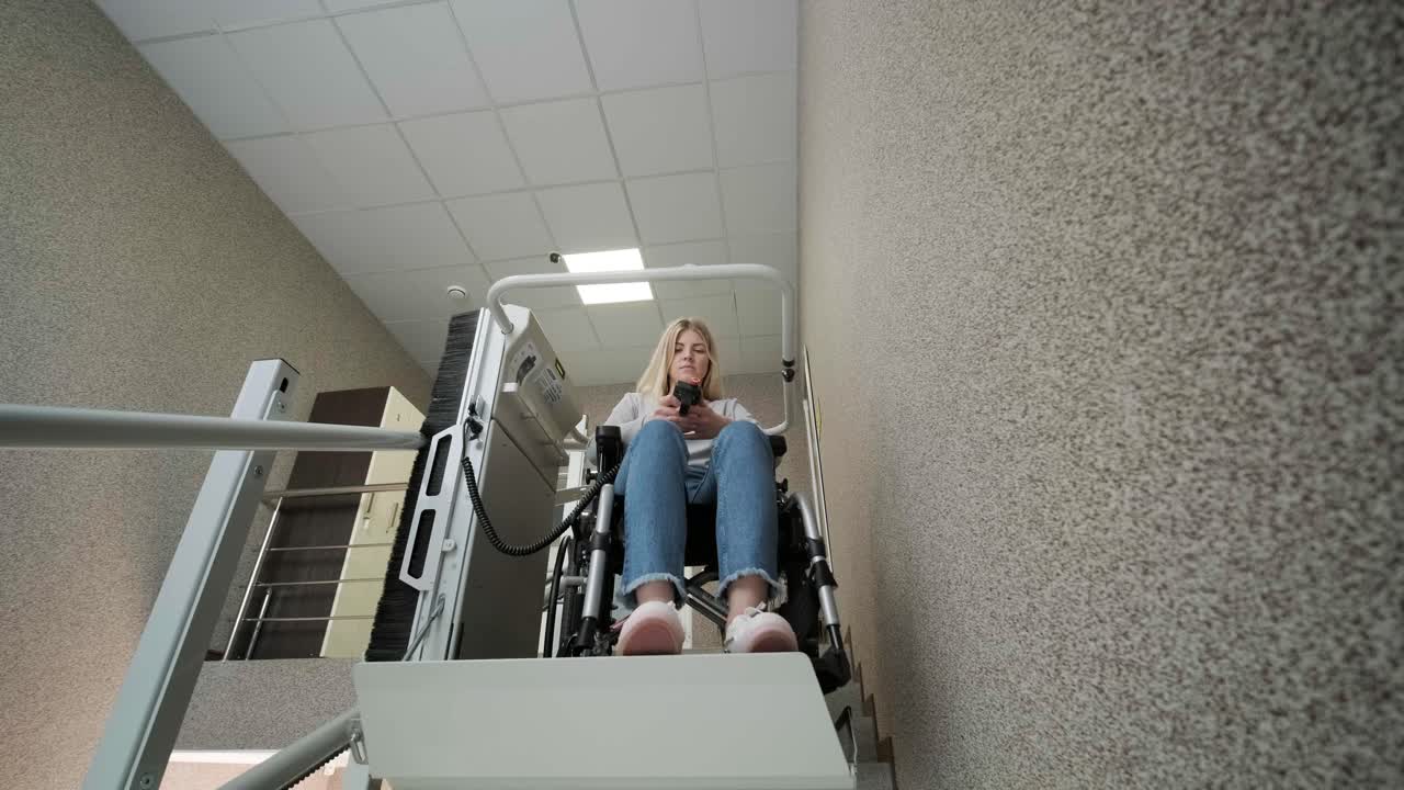 체어를 타고 있는 소녀가 계단 엘리베이터를 이용해 어렵지 않게 계단을 올라갑니다.