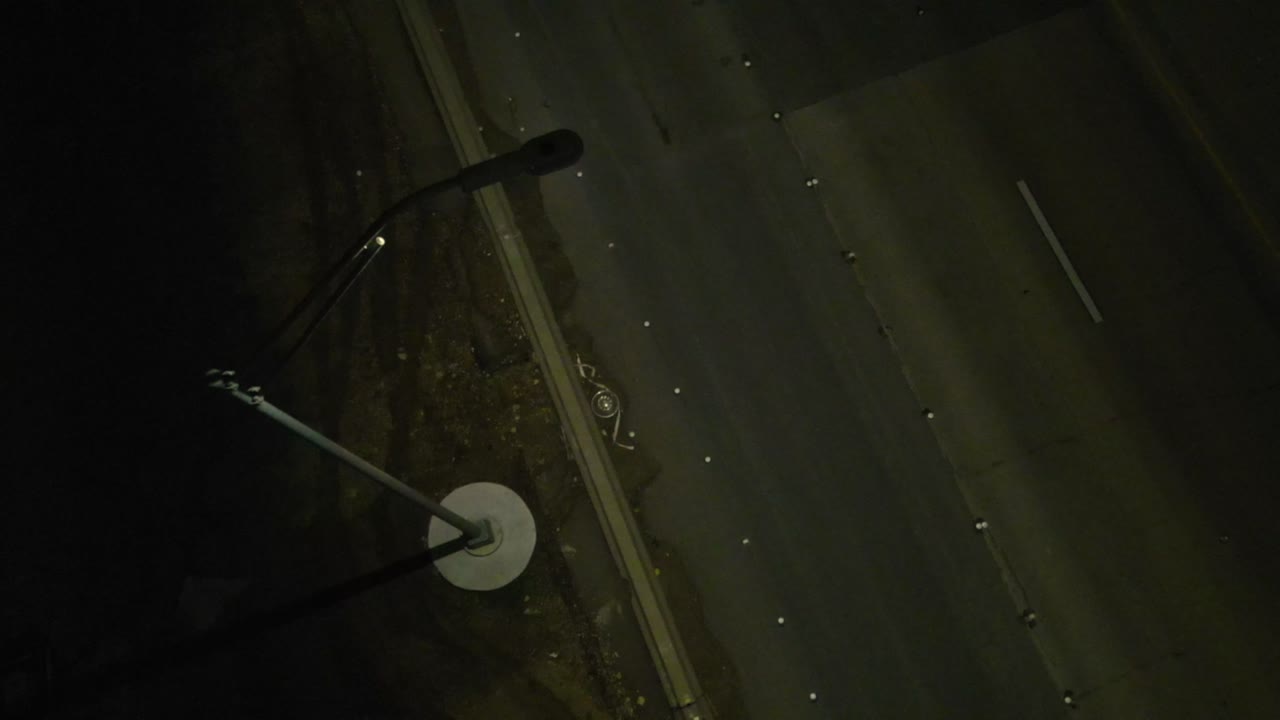 트럭과 자동차가 그 아래를 지나가는 동안 고속도로 주간 고속도로에서 높은 돛대 표시등이 깜박입니다.