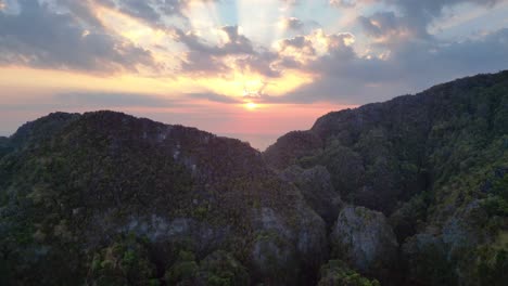 Majestic-sunset-over-rugged-mountain-peaks