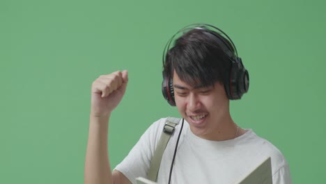 독서 하는 동안 음악 을 듣고 있는 젊은 남자