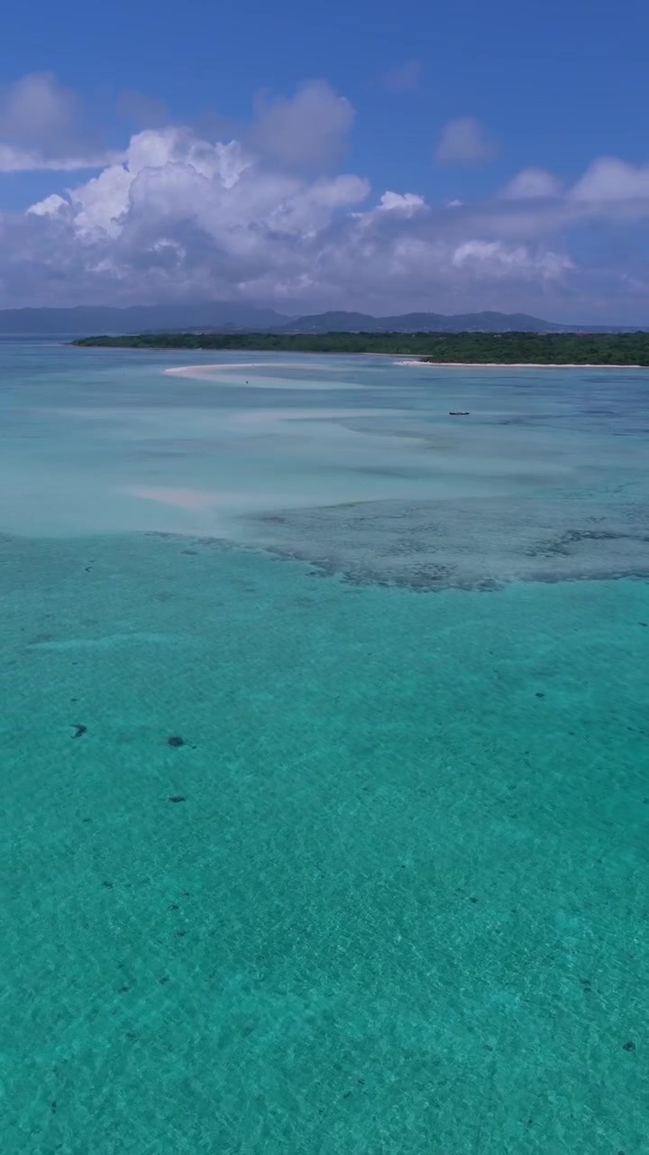 Lav Flyvning Over Blått Vann Og De Berømte Sandgrunnene Ved Kondoi-stranden, Taketomi-øya, Okinawa, Japan